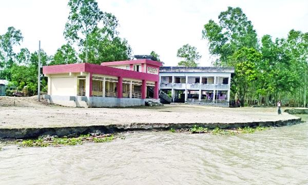 এনায়েতপুরে নদীতে বিলীনের পথে প্রাথমিক বিদ্যালয়