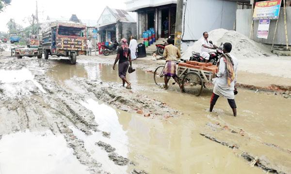 রাস্তা নয় যেন মরা খাল!