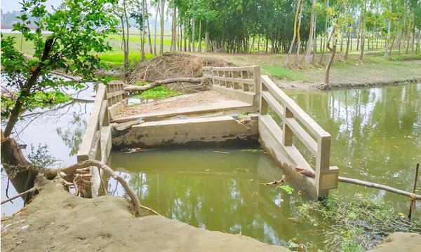 রৌমারীতে বন্যার পানির স্রোতে ব্রিজ দেবে যোগাযোগ বিচ্ছিন্ন