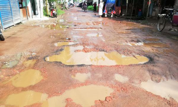 বেতাগী-পটুয়াখালী সড়কের বেহাল দশা
