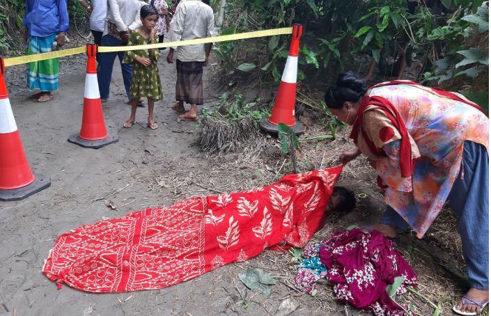 রাস্তায় পড়ে ছিল গৃহবধূর রক্তাক্ত লাশ