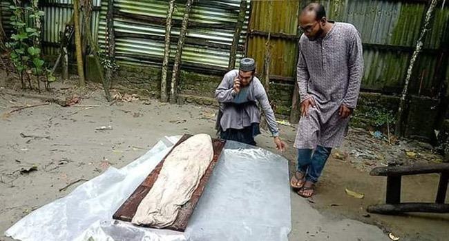 ২০ বছর আগে মৃত ব্যক্তির কাফনের কাপড় ও দেহ অক্ষত, এলাকাজুড়ে আলোড়ন
