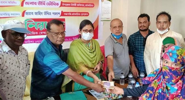 মঠবাড়িয়ায় সুবিধাবঞ্চিতদের মাঝে আর্থিক সহায়তা