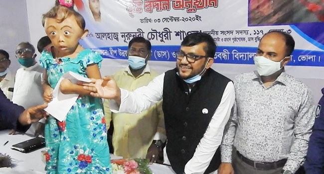 লালমোহনে প্রতিবন্ধী শিক্ষার্থীদের মাঝে নগদ অর্থ বিতরণ