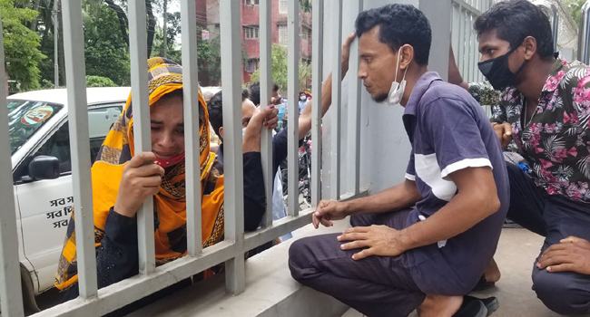 দগ্ধ ভাইয়ের জন্য হাসপাতালের গ্রিল জড়িয়ে কাঁদছেন ছোটবোন