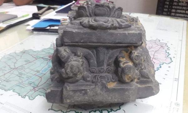 রুহিয়ায় নদী খনন করতে গিয়ে কষ্টি পাথর উদ্ধার