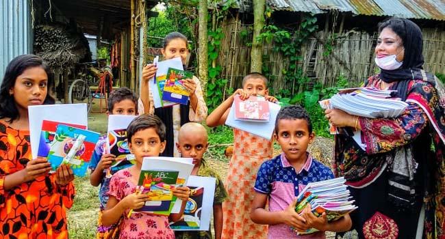 ধুনটে শিক্ষা উপকরণ নিয়ে শিক্ষার্থদের দোরে দোরে শিক্ষিকা