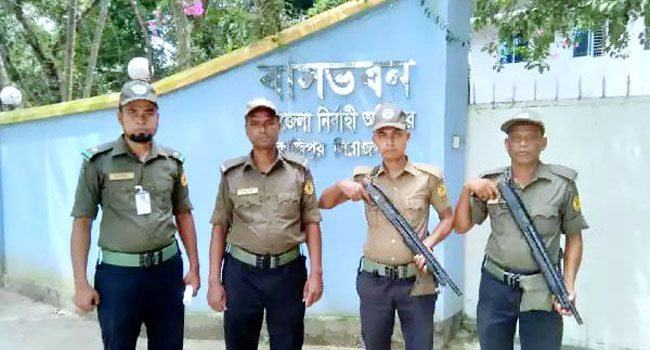 কাজিপুর উপজেলা নির্বাহী অফিসারের বাসার নিরাপত্তায় আনসার মোতায়েন
