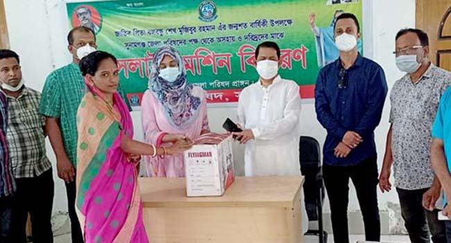সুনামগঞ্জে সেলাই মেশিন ও হুইল চেয়ার বিতরণ