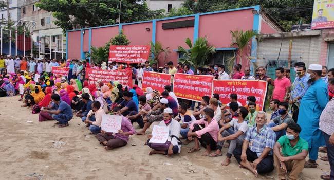 বকেয়া বেতন ও কারখানা খুলে দেয়ার দাবিতে পোশাক শ্রমিকদের বিক্ষোভ