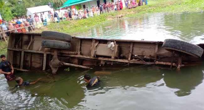 আশুলিয়ায় নিয়ন্ত্রণ হারিয়ে বাস খাদে