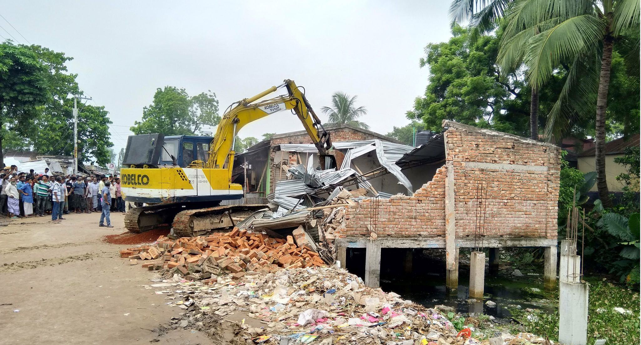 রাণীনগরে রেলওয়ের জায়গা থেকে আড়াই শতাধিক অবৈধ স্থাপনা উচ্ছেদ