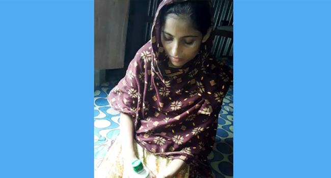 বিয়ের দাবীতে বিষের বোতল হাতে শিক্ষকের বাড়িতে ছাত্রী