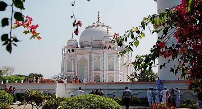অবশেষে খুলছে তাজমহল