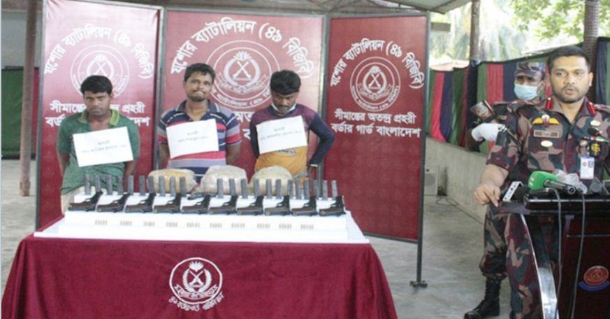 বিএসএফের সহযোগিতায় বেনাপোল সীমান্ত পথে পাচার হচ্ছে মাদক ও অস্ত্র