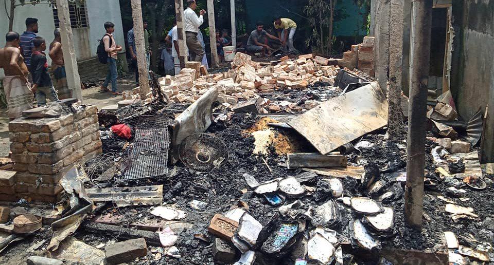 বজ্রপাতে গ্যাসের রাইজারে আগুন, বসতঘর পুড়ে ছাই