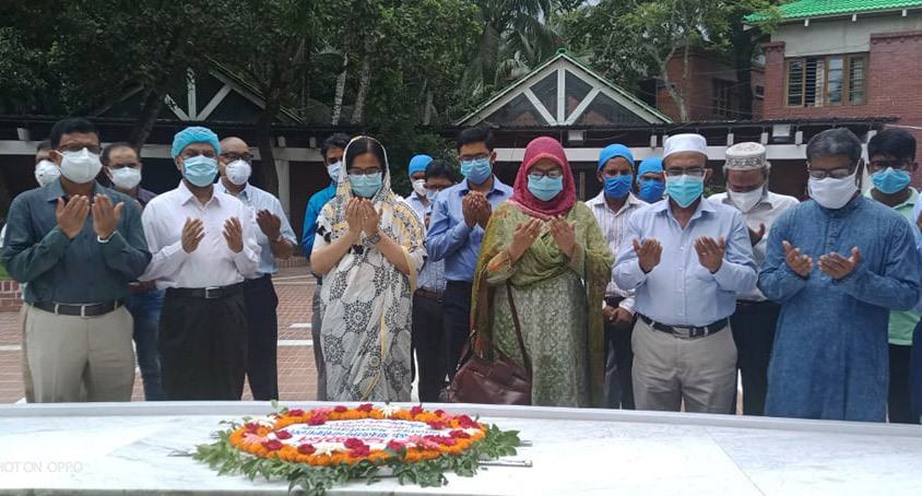 বঙ্গবন্ধুর সমাধিতে স্বাস্থ্য অধিদফতরের অতিরিক্ত মহাপরিচালক মীরজাদী সেব্রিনা ফ্লোরার শ্রদ্ধা