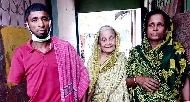 বিত্তশালী ৩ সন্তান, তবুও ভিক্ষার টাকায় জীবন চলছে বৃদ্ধা মায়ের