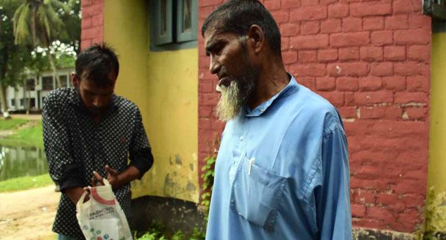 সাংবাদিকদের সহযোগিতায় টাকা ফিরে পেল প্রতিবন্ধীরা