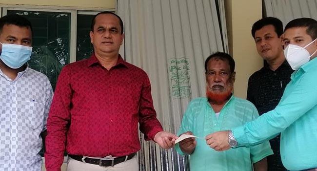 আশুগঞ্জে বজ্রপাতে ক্ষতিগ্রস্তদের মাঝে টিন ও নগদ টাকা বিতরণ