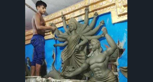 বরগুনায় প্রতিমা তৈরিতে ব্যস্ত শিল্পীরা, কাজ কমের কারণে হতাশা প্রকাশ