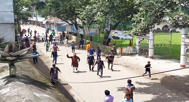 পাকুন্দিয়ায় আওয়ামী লীগের দুই পক্ষের সংঘর্ষে আগ্নেয়াস্ত্রের মহড়া