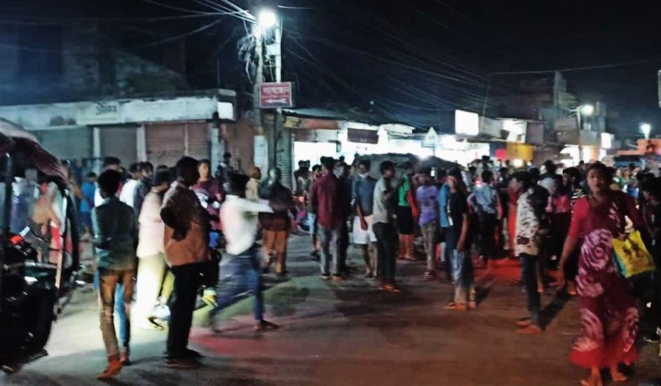 বিদ্যুতের দাবীতে সড়ক অবরোধ, গাড়ি ফেলে বিদ্যুৎকর্মীদের পলায়ন