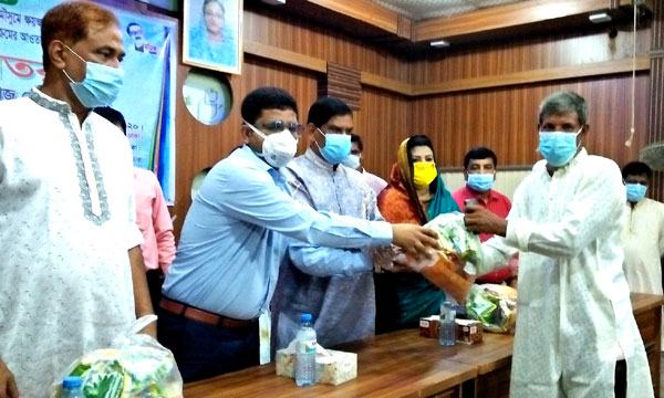 ধামরাইয়ে বন্যা ক্ষতিগ্রস্ত কৃষকদের মধ্যে বীজ বিতরণ