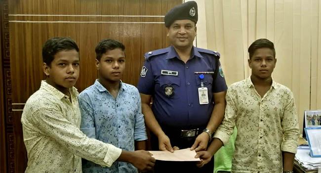 ধুনটের মেধাবী তিন ভাইয়ের পাশে দাঁড়ালেন ওসি