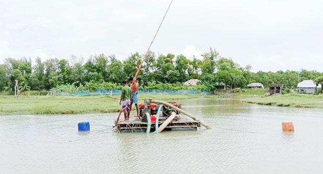 রাঙ্গাবালীতে অবৈধভাবে বালু উত্তোলন, ঝুঁকির মুখে ফসলি জমি