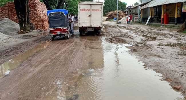 পোরশার উপজেলা সদরে সড়কের বেহাল দশা