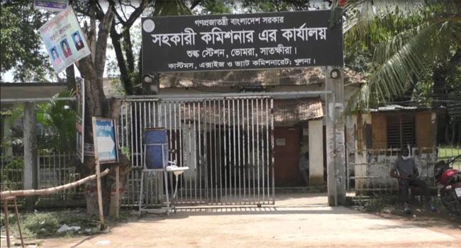 ভোমরা বন্দরে প্রবেশের অপেক্ষায় পেঁয়াজের ১৫০ ট্রাক