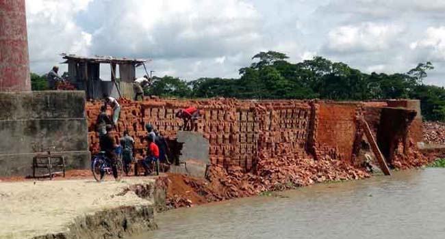 সুগন্ধা নদীর ভাঙনে ইটভাটা ও বসতঘর বিলীন