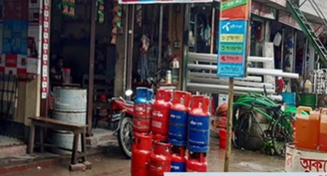 লালমোহনে যত্রতত্র বিক্রি হচ্ছে গ্যাস সিলিন্ডার