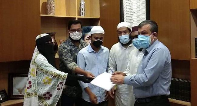 প্রধানমন্ত্রীকে স্মারকলিপি দিয়েছে মসজিদে বিস্ফোরণে হতাহত পরিবার