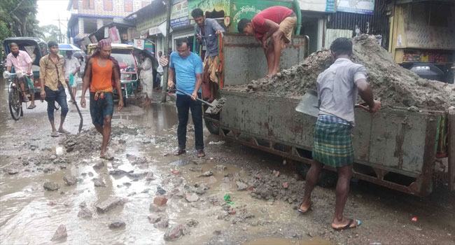পাথরঘাটায় পৌর সড়কের বেহাল দশা, সংস্কার করছে স্থানীয়রা