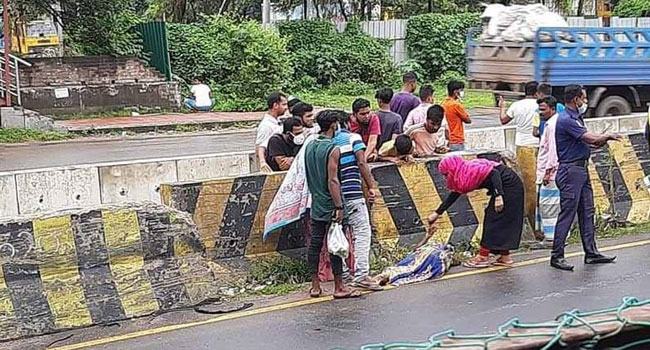 রাস্তা পার হওয়ার সময় বাসের ধাক্কায় বৃদ্ধা নিহত