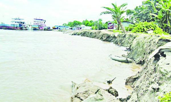 ভাঙনের কবলে দৌলতদিয়া ৩ নং ফেরিঘাট