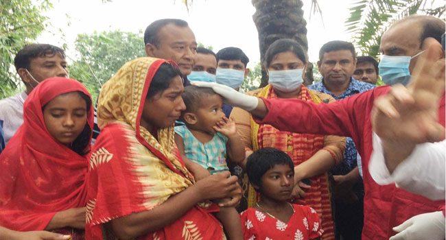 ছাগল মারায় গণপিটুনিতে নিহতের পরিবারের খোঁজ নিলেন এমপি মনসুর