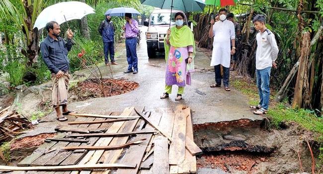 মঠবাড়িয়ায় জোয়ারের স্রোতে সড়ক বিলীন, জনদুর্ভোগ