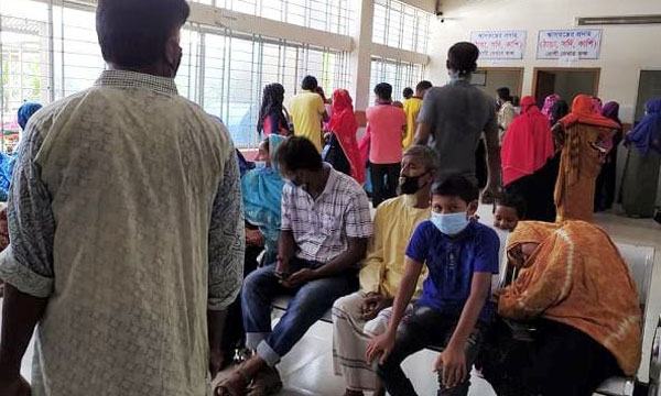 চুয়াডাঙ্গা সদর হাসপাতালে মানছে না স্বাস্থ্যবিধি, করোনা সংক্রমণের ঝুঁকি