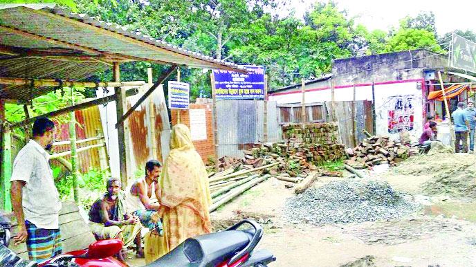 ফরিদপুরে আদালতের নিষেধাজ্ঞা সত্ত্বেও দোকান নির্মাণের চেষ্টা