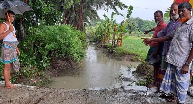 কমলনগরে জলাবদ্ধতায় তিনশতাধিক পরিবারের দুর্ভোগ চরমে