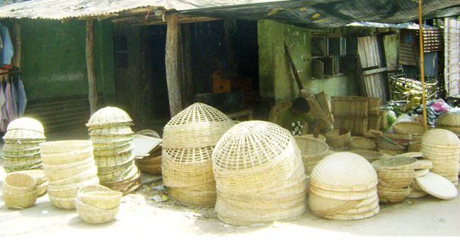 ফুলবাড়ীতে হারিয়ে যাচ্ছে বাঁশ শিল্প