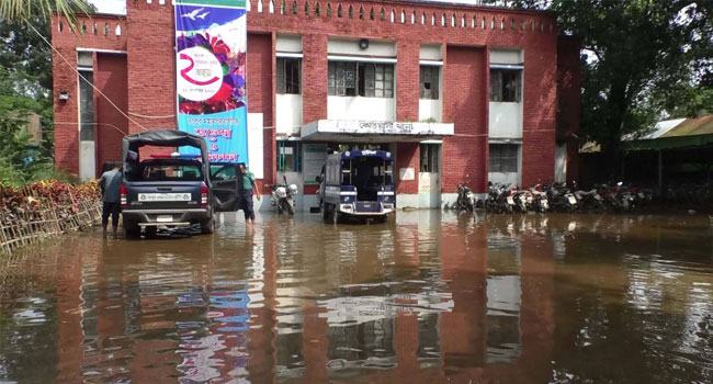 বৃষ্টির ৭২ ঘন্টা পরও পানিতে ভাসছে রংপুর