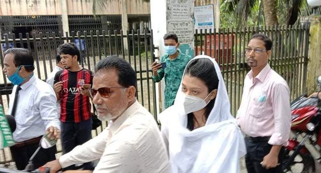 বাবার সাথে আদালতে উপস্থিত মিন্নি