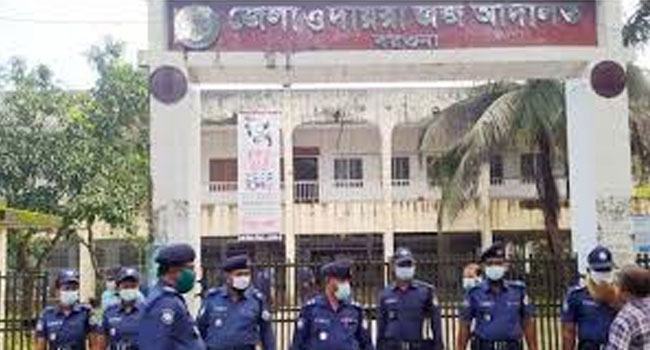 আদালতে প্রবেশ করেছেন বিচারক মো: আছাদুজ্জামান