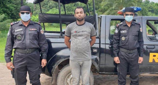 গাজীপুরে শীর্ষ সন্ত্রাসী কালা স্বপন অস্ত্র ও গুলিসহ গ্রেফতার