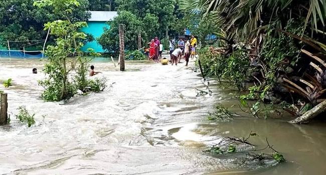 আত্রাইয়ে নাগর নদীর বেড়িবাঁধে ভাঙন, পানিবন্দী লক্ষাধিক মানুষ
