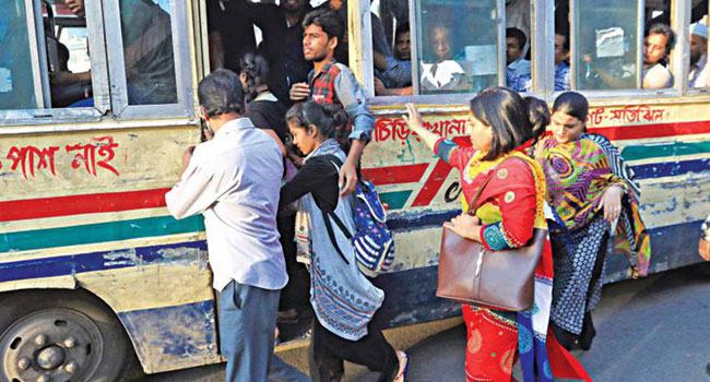 খোলা জায়গার ভিড়ের চেয়ে বদ্ধ স্থানে কম মানুষেও করোনা সংক্রমণের শঙ্কা বেশি